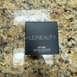 Huda Beauty Easy Bake Loose Powder sugar cookie